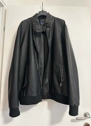 Giacca di ecopelle nera uomo / Veste en cuir homme / Chaqueta de cuero hombre, merk: Piombo, staat: Heel goed, maat: XXL, € 23,00, € 24,85 inclusief Kopersbescherming