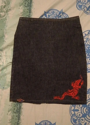 Falda vaquera con dragón rojo estilo street, merk: Fuselaje, staat: Nieuw zonder prijskaartje, maat: XS / 34 / 6, € 3,50, € 4,38 inclusief Kopersbescherming