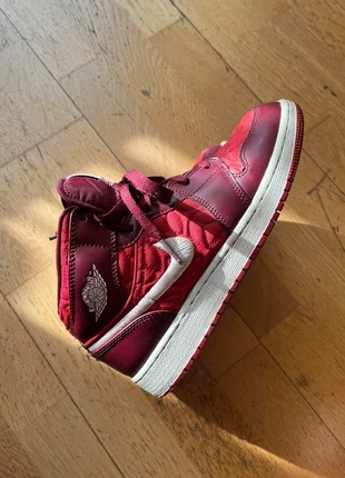 Air Jordan 1 mid SE Red Quilt, brand: Jordan, condition: Very good, size: 37, €40.00, €42.70 includes Buyer Protection