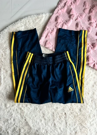 Adidas navy blue track pants – yellow triple stripes – vintage Y2K style, merk: adidas, staat: Heel goed, maat: 12 jaar / 152 cm, € 14,95, € 16,40 inclusief Kopersbescherming Pro