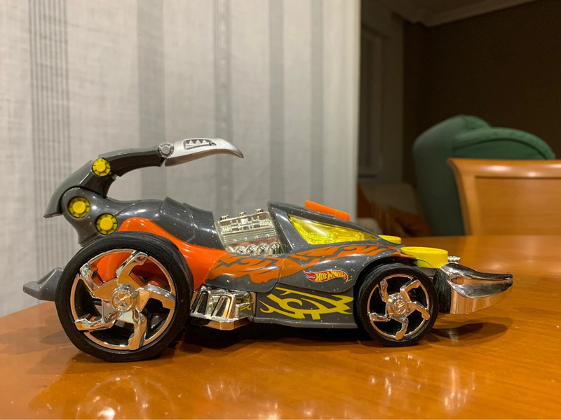 Hot wheels extreme action top scorpion