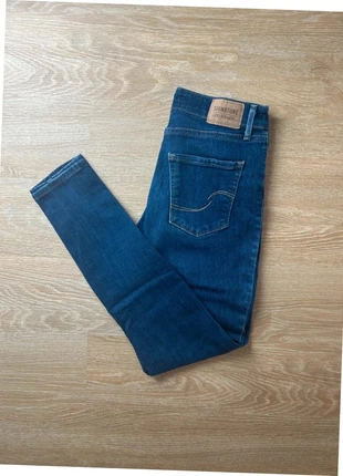 Jean Levi’s Signature Femme Taille W28 FR36 Coupe Skinny, merk: Levi's, staat: Heel goed, maat: S / 36 / 8, € 10,00, € 11,20 inclusief Kopersbescherming