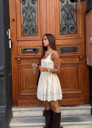 Robe structurée beige argent clous péplum à armatures, marca: Boutique Parisienne, estado: Novo sem etiquetas, tamanho: S / 36 / 8, €15.00, €16.45 inclui Proteção do Comprador