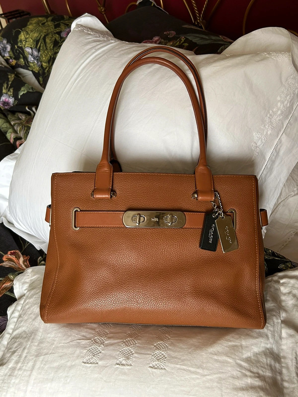 Coach swagger carryall 2025 in pebble leather