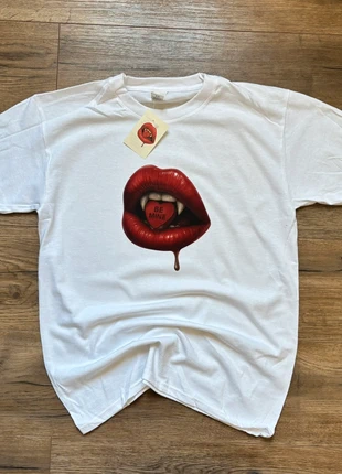 T-shirt imprimée à motifs custom d’après dessin numérique Be Mine– Taille M, marque: Graphic Tee, état: Très bon état, taille: M, 18,00 €, 19,60 € Protection acheteurs (Pro) incluse