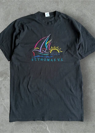 Single Stitch Tee 🇺🇸 8090's Saint Thomas brodé made in USA rare vintage, marke: Fruit of the Loom, zustand: Sehr gut, größe: XL, 20,00 €, 21,70 € inklusive Vinted-Käuferschutz