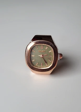 Rose Gold Clock Ring (Green Inside) - Adjustable, merk: Vintage Dressing, staat: Nieuw zonder prijskaartje, maat: Aanpasbaar, € 11,00, € 12,25 inclusief Kopersbescherming