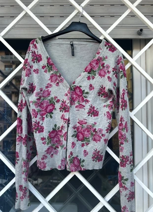 Golfino grigio con fiori rosa, marque: Cardigan, état: Très bon état, taille: M / 38 / 10, 5,00 €, 5,95 € Protection acheteurs incluse