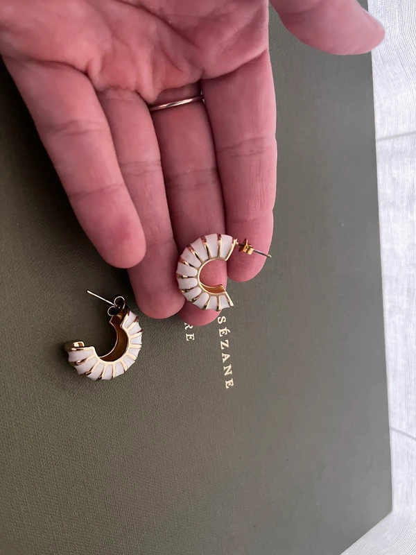 Boucle d’oreilles blanche et doré arrondies - photo numéro 7