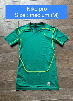 Polo de sport - Nike pro - M, marke: Nike, zustand: Gut, größe: M, 12,99 €, 14,34 € beinhaltet Vinted-Käuferschutz Pro