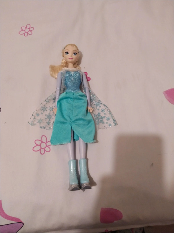 Elsa patina y canta sales