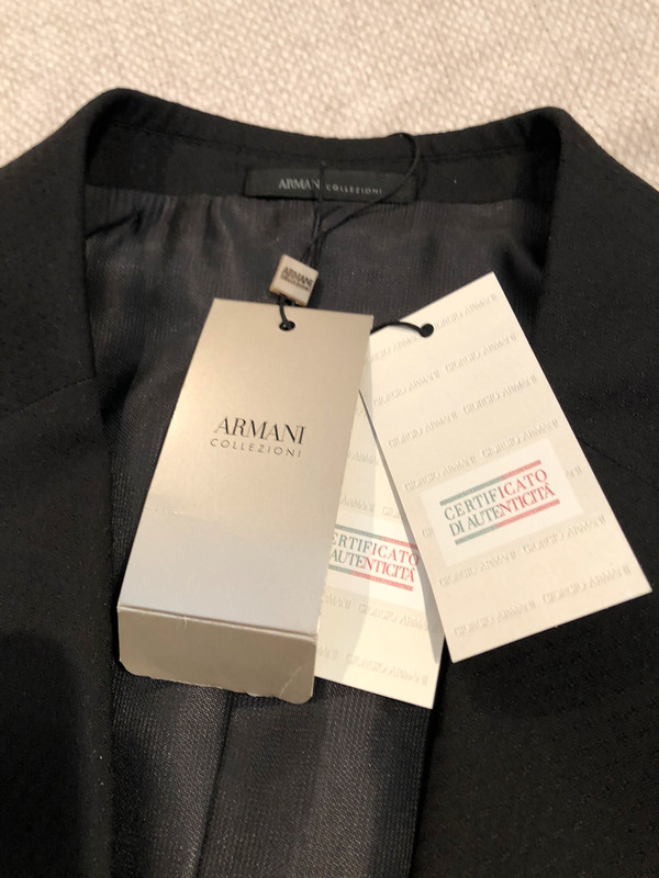 Traje de hombre marca Armani Collezioni. Con etiqueta de