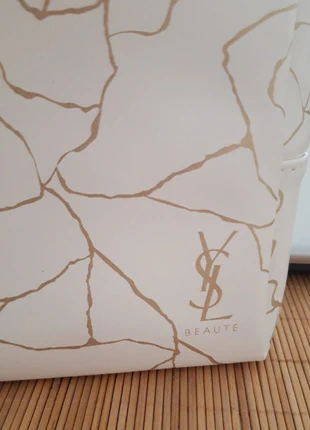 Trousse YSL blanche et dorée, merk: Yves Saint Laurent, staat: Nieuw met prijskaartje, € 14,00, € 15,40 inclusief Kopersbescherming