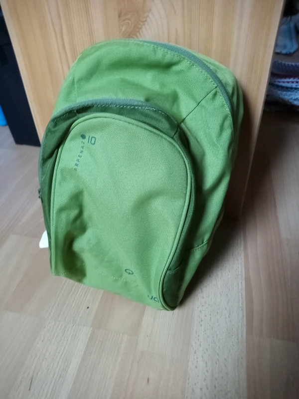 Petit sac a dos vert noir quechua Decathlon avec 2 poches