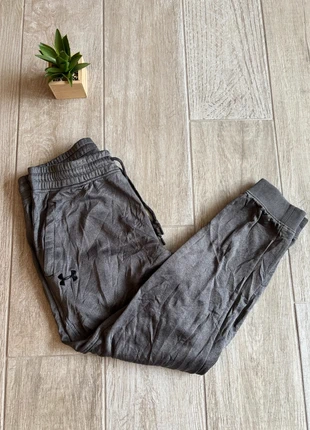 Jogging Trackpant Under Armour gris survêtement, marque: Under Armour, état: Très bon état, taille: M, 12,00 €, 13,30 € Protection acheteurs incluse