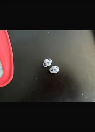 2 dés à 10 faces blancs, merk: Montessori, staat: Heel goed, maat: 8 jaar / 128 cm, € 4,50, € 5,43 inclusief Kopersbescherming