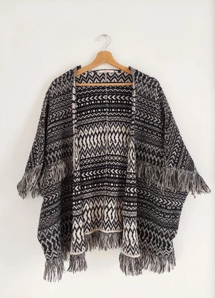 Poncho en maille noir et blanc à franges, marca: Camaïeu, estado: Muito bom, tamanho: Tamanho único, €5.00, €5.95 inclui Proteção do Comprador