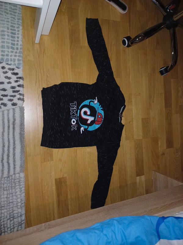 Schwarzer tiktok Pullover 1