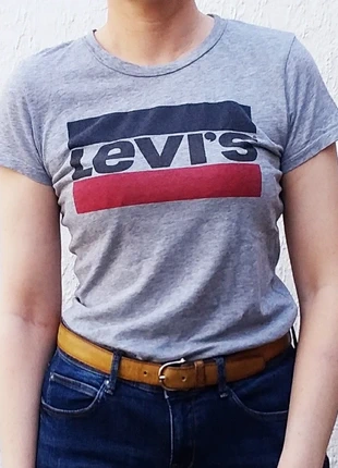 Tshirt Lévi's XS/S, marque: Levi's, état: Très bon état, taille: XS / 34 / 6, 4,00 €, 4,90 € Protection acheteurs incluse