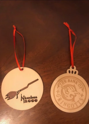 Lot de deux boules de Noël en bois Harry Potter bois Nimbus et Gringotts, merk: Wizarding world, staat: Nieuw zonder prijskaartje, € 5,99, € 6,99 inclusief Kopersbescherming