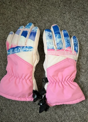 Kids ski gloves size small, brand: Mountain Warehouse, condition: Very good, size: 4 years / 104 cm, £2.00, £2.46 includes Buyer Protection