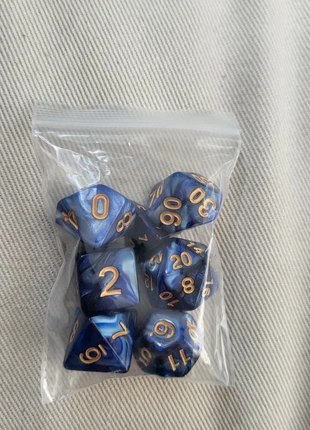 Dobbelstenen paars-blauw, marque: Flow, état: Neuf sans étiquette, 5,00 €, 5,95 € Protection acheteurs incluse