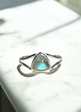 Bague élégante de forme triangulaire en argent massif 925 avec pierre de labradorite, brand: Argent, condition: Very good, size: 17.7 mm Ø, €15.00, €16.45 includes Buyer Protection