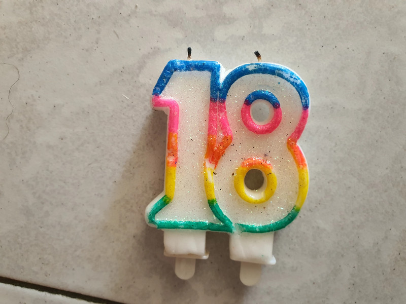 lot decoration anniversaire 18 ans + bougie + banderole guirlande