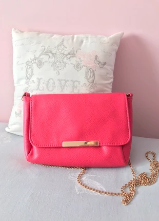 Bolso pequeño fucsia Bershka 👜, marca: Bershka, estado: Muy bueno, 3,00 €, 3,85 € Protección al comprador incluida