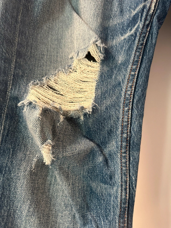 Jeans 2025 sfrangiati zara