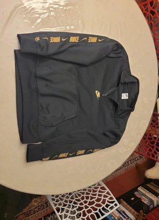 Pull nike noir et doré, merk: Nike, staat: Nieuw zonder prijskaartje, maat: S, € 20,00, € 21,70 inclusief Kopersbescherming