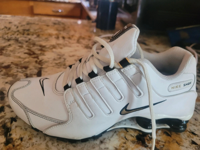 White Nike Shox 7.5 5