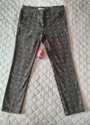 Calças Lefties pretas com padrão floral, tamanho 40, marca: Lefties, estado: Muito bom, tamanho: L / 40 / 12, €6.00, €7.00 inclui Proteção do Comprador