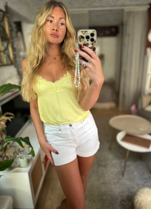 Crop top satiné jaune pastel en dentelle bershka, marque: Bershka, état: Très bon état, taille: S / 36 / 8, 15,00 €, 16,45 € Protection acheteurs incluse