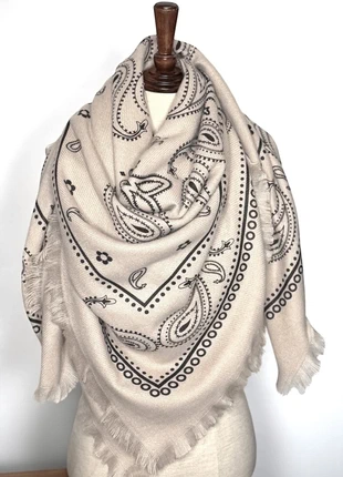 Maxi bandana écharpe carré beige épais, 135 cm, laine douce, style cachemire, cosy tendance, marque: Mimi Loulou Sélection Tendance, état: Très bon état, 28,00 €, 30,10 € Protection acheteurs (Pro) incluse