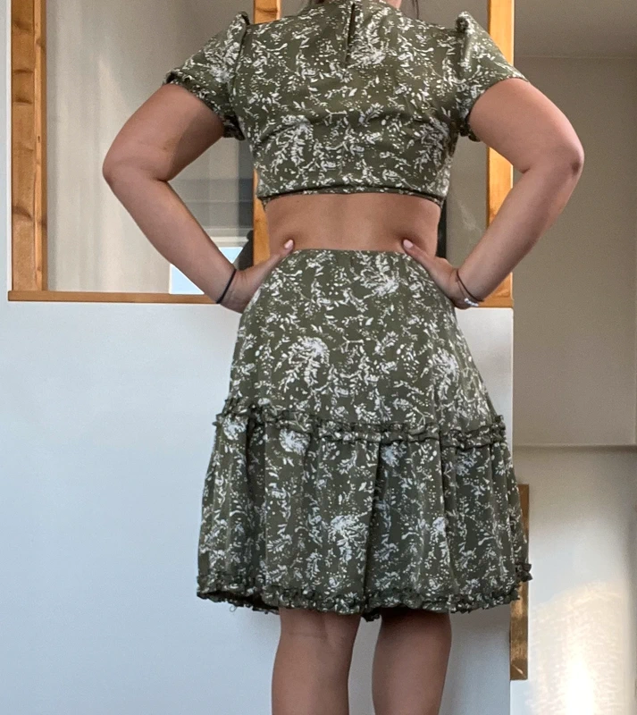 Robe vert blanche et dorée dos nu - photo numéro 3