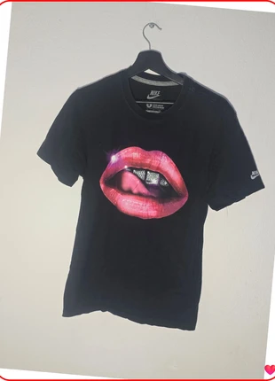 T-shirt nike bouche S noir, marke: Nike, zustand: Sehr gut, größe: S, 8,00 €, 9,10 € inklusive Vinted-Käuferschutz