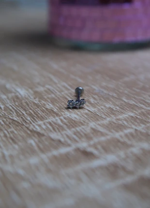 Piercing oreille avec trois petites pierres brillantes, état: Neuf sans étiquette, 7,00 €, 8,05 € Protection acheteurs incluse