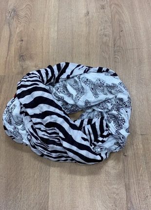 Cirkelsjaal zebramotief / vlinders van Alexia Parmigiana (design), marca: alexia parmigiana, estado: Novo sem etiquetas, €6.00, €7.00 inclui Proteção do Comprador