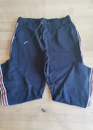 Dunkelblaue Stoffhose mit Streifen seitlich - Only - Größe M/30 🌸, marque: ONLY, état: Très bon état, taille: M / 38 / 10, 10,00 €, 11,20 € Protection acheteurs incluse