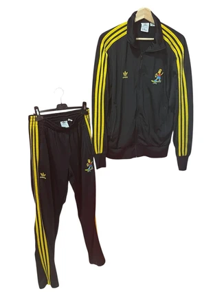 Limited Edition Full Tracksuit Adidas x The Simpsons – Skateboard Graphic & Yellow Stripes – Size M, marca: adidas, estado: Nuevo sin etiquetas, tamaño: M, 129,99 €, 137,19 € Protección al comprador incluida