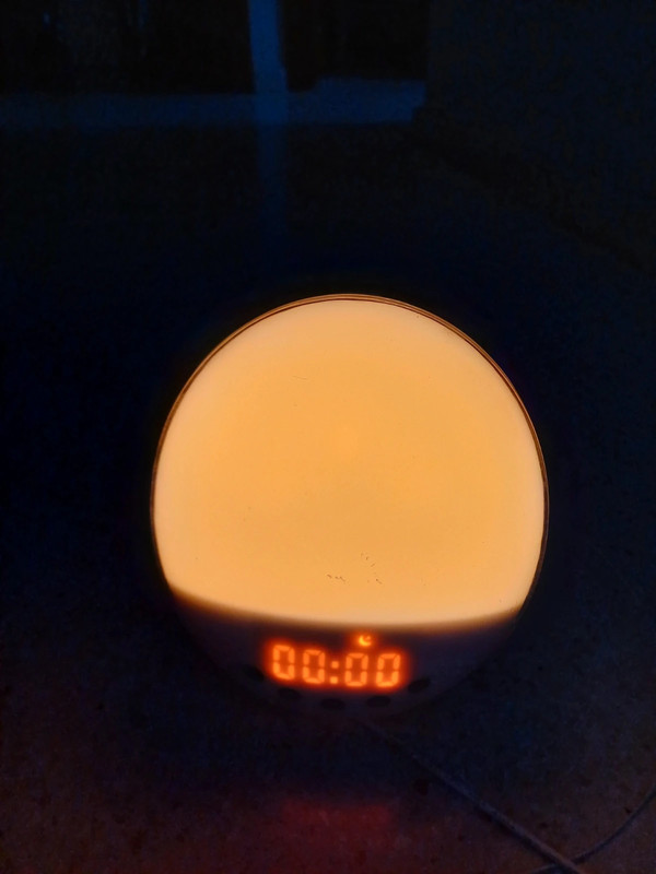 Reloj despertador y radio con luces  led 4