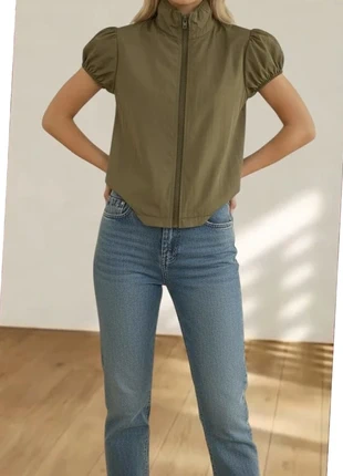 Veste vert kaki à manches courtes bouffantes zippé – style minimaliste casual, brand: Liora, condition: Very good, size: S / 36 / 8, €25.00, €26.95 includes Buyer Protection