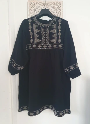 Robe ample détail ethnique pompons Zara, merk: Zara, staat: Heel goed, maat: S / 36 / 8, € 8,00, € 9,10 inclusief Kopersbescherming