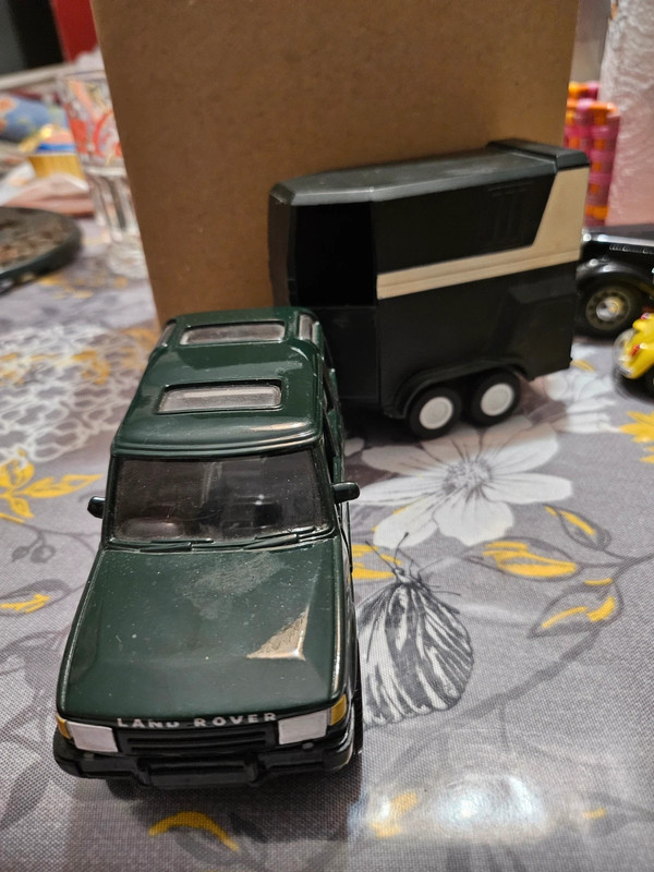 Voiture Land Rover et van pour chevaux 1/32 ème 4