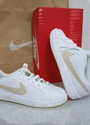 37.5 / 6.5 W / 5 M NIKE Court Royale neuve neuf, marke: Nike, zustand: Neu, mit Etikett, größe: 37.5, 49,90 €, 53,10 € inklusive Vinted-Käuferschutz