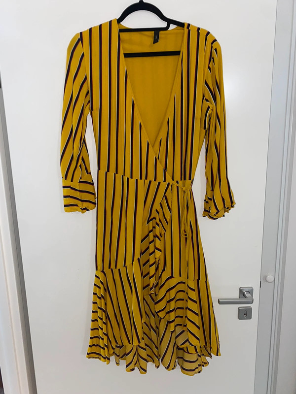 Robe à volants jaune et rayures 2