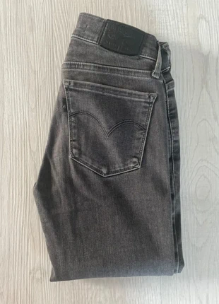 Levi’s 710 super skinny 23x32, brand: Levi's, condizioni: Ottime, taglia: S / IT 40 / EU 36, €14.00, €15.40 include la Protezione acquisti
