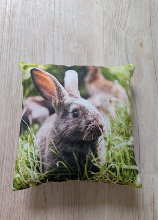 Kussen met konijnen afbeelding, merk: merkloos, staat: Nieuw zonder prijskaartje, maat: Overige, € 3,00, € 3,85 inclusief Kopersbescherming