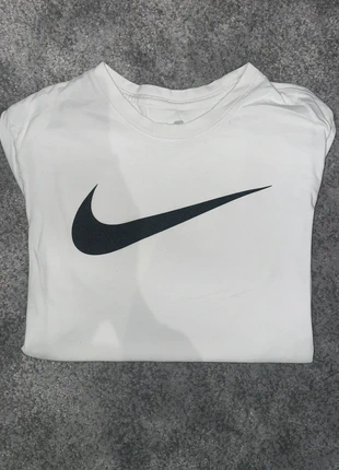 Teeshirt NIKE blanc et noir Taille M, marke: Nike, zustand: Zufriedenstellend, größe: M, 5,00 €, 5,95 € inklusive Vinted-Käuferschutz